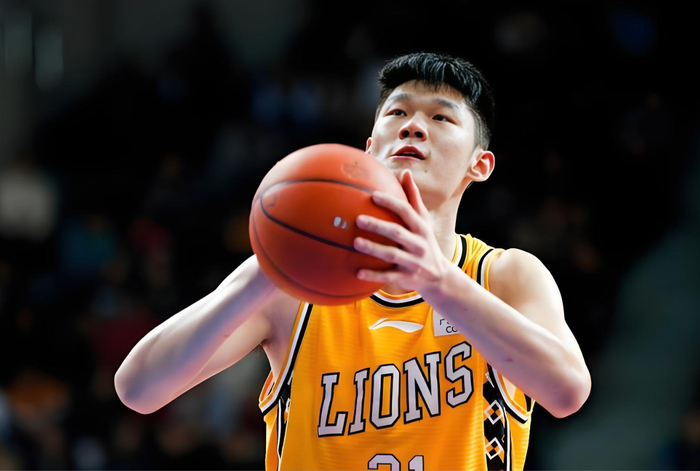 有趣！胡金秋回到广厦队就投入训练，王博：不准训练，回家陪孩子|浙江广厦|中国男篮|比赛|球员|球队_新浪体育_新浪新闻