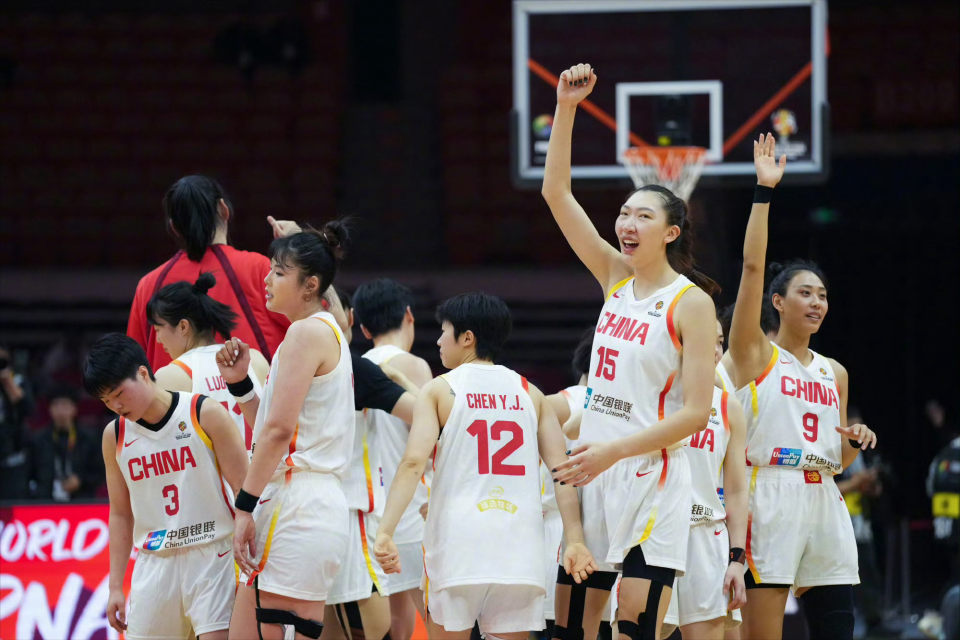 完美体育-女篮开门红！3大中锋轰47分太无解 张子宇11分钟砍12+3手握5优势